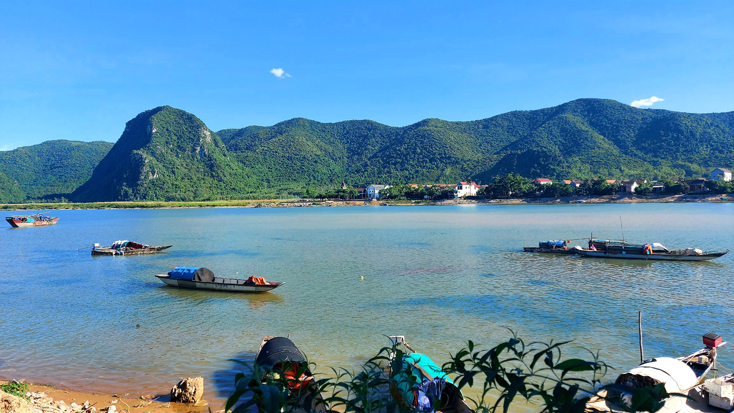 Người dân nuôi cá lồng trên sông Gianh.