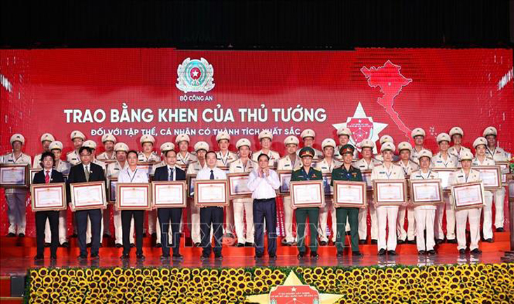 Thủ tướng Phạm Minh Chính tặng Bằng khen cho các tập thể, cá nhân có thành tích xuất sắc, đóng góp vào quá trình xây dựng, triển khai Dự án Cơ sở dữ liệu quốc gia về dân cư; Dự án Sản xuất, cấp và quản lý Căn cước công dân. Ảnh: Dương Giang/TTXVN