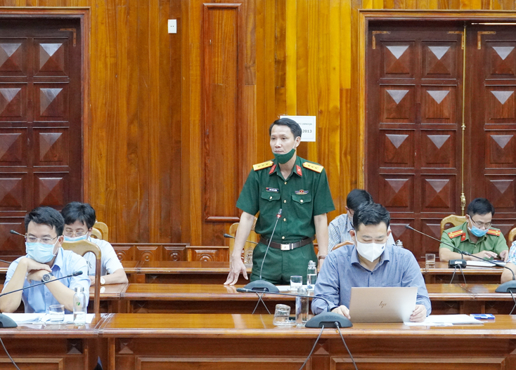 Đại diện lãnh đạo Bộ CHQS tỉnh phát biểu tại buổi làm việc.