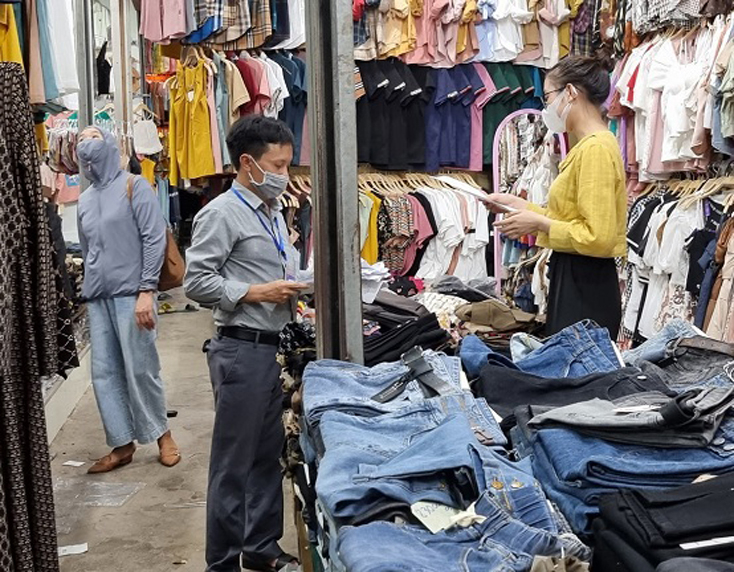 Cán bộ Chi cục Thuế khu vực Quảng Trạch-Ba Đồn đôn đốc, động viên người nộp thuế thực hiện nghĩa vụ ngân sách nhà nước.