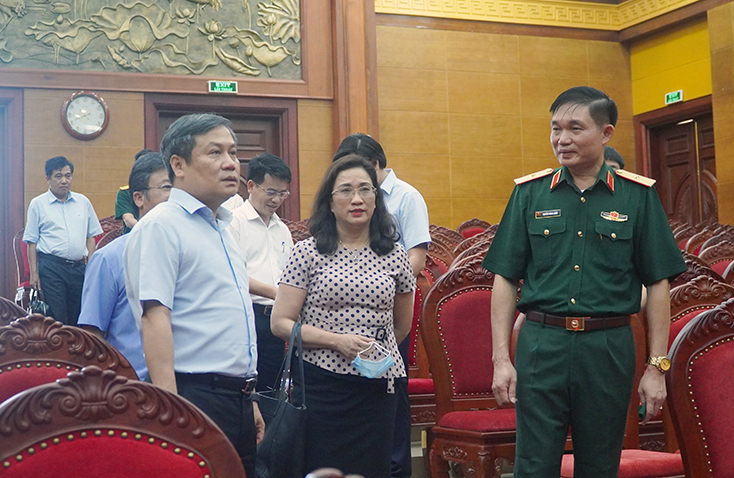 Các đại biểu kiểm tra địa điểm tổ chức hội thảo theo phương án trực tiếp. 