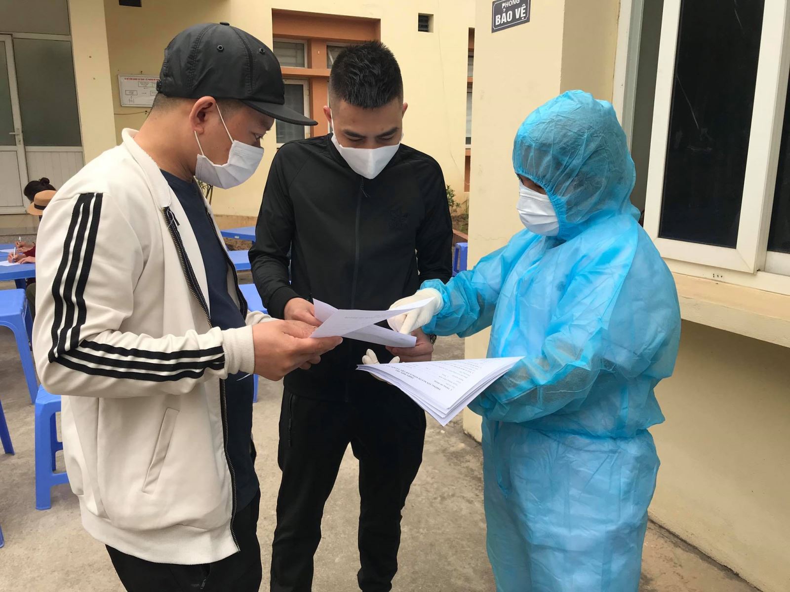 Người dân khai báo y tế phòng dịch COVID-19. Ảnh: TTXVN