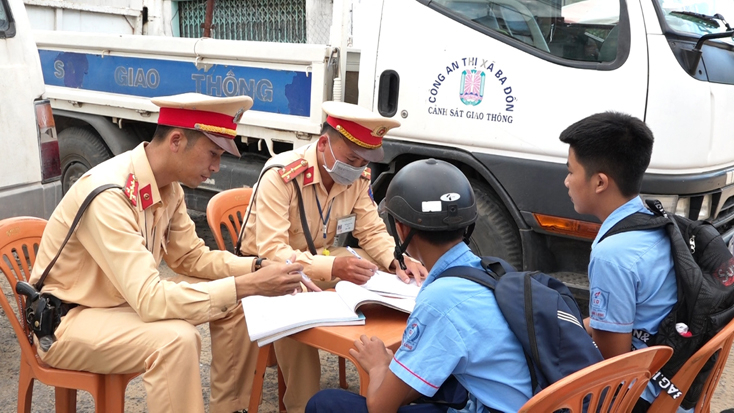 Lực lượng CSGT, Công an TX. Ba Đồn xử lý các trường hợp vi phạm trật tự an toàn giao thông.