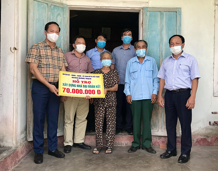 Đoàn công tác trao hỗ trợ 70 triệu đồng cho bà Đoàn Thị Kiểu.