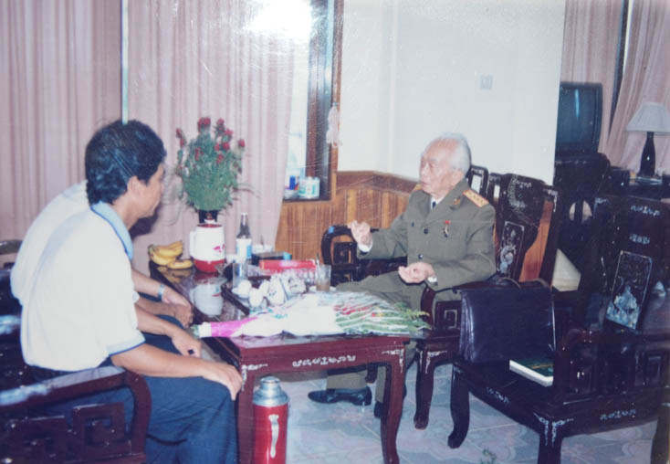 Buổi phỏng vấn Đại tướng (ảnh này nhờ Thư ký Đại tướng chụp).