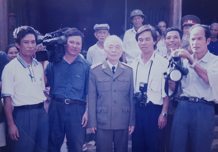 Phóng viên tháp tùng được chụp ảnh với Đại tướng
