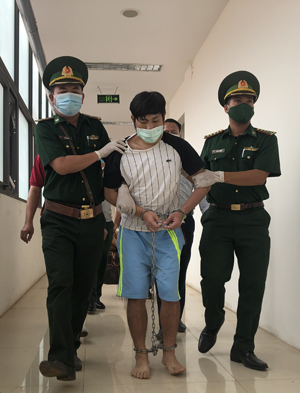 Đối tượng Lầu A Hồng được lực lượng chức năng dẫn giải vào nơi an toàn.