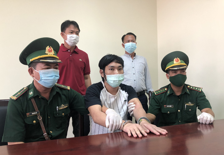 Qua điều tra xét hỏi, đối tượng đã cúi đầu nhận tội. 
