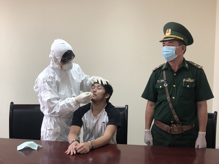 Lực lượng y tế lấy mẫu xét nghiệm Covid-19 theo quy định.
