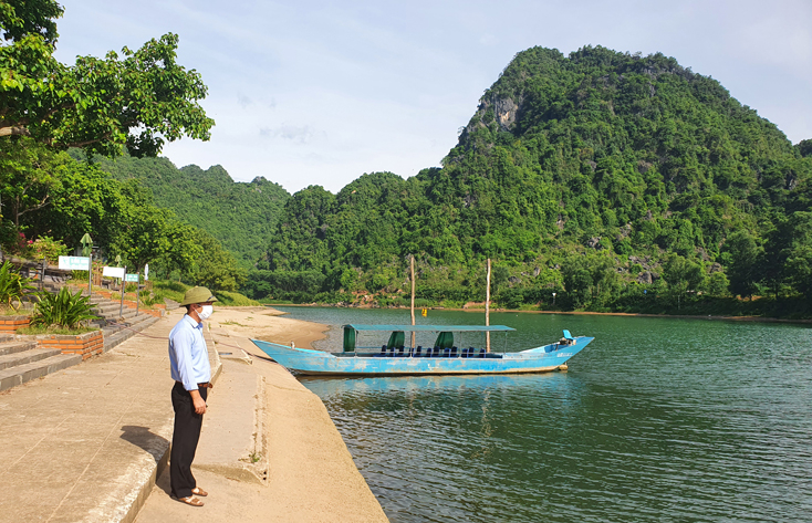 Bến thuyền Phong Nha vắng khách du lịch.