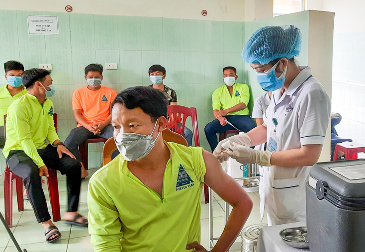 Nhân lực ngành du lịch tiêm vắc xin phòng Covid-19.