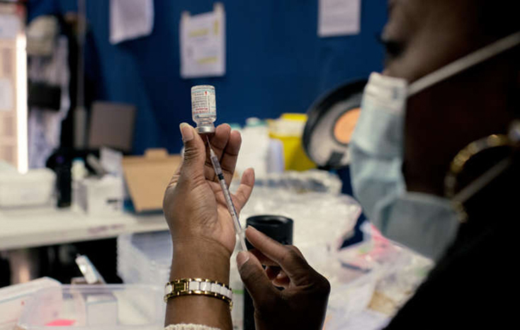 Một số quốc gia đã cho phép việc tiêm phối hợp hai loại vaccine COVID-19. Ảnh: The New York Times