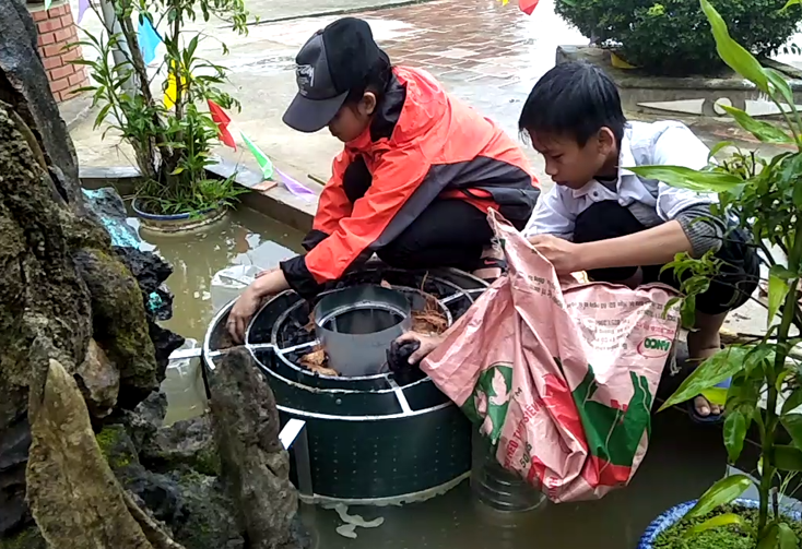 Thùng lọc nước, sáng kiến của anh Dương Anh Sơn được các học sinh Trường THCS Đồng Hóa (huyện Tuyên Hóa) thử nghiệm.