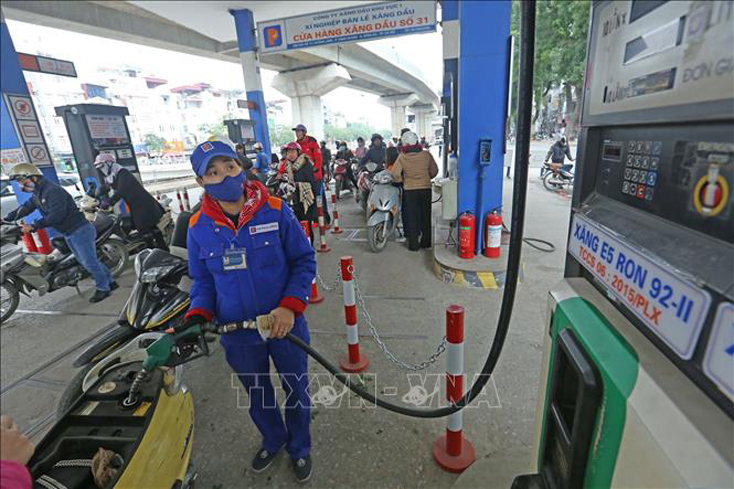Mỗi lít xăng E5RON92 có giá là 19.760 đồng/lít, tăng 712 đồng/lít so với giá hiện hành. Xăng RON95-III 20.916 đồng/lít,  tăng 752 đồng/lít. Ảnh: Huy Hùng/TTXVN