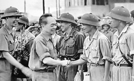 Đại tướng Võ Nguyên Giáp thăm một đơn vị bộ đội năm 1976. (Ảnh tư liệu).