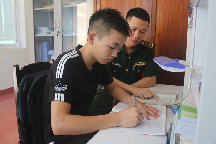 Em Phạm Gia Nghĩa trong “gia đình” thứ 2 ở Đồn BP Nhật Lệ.