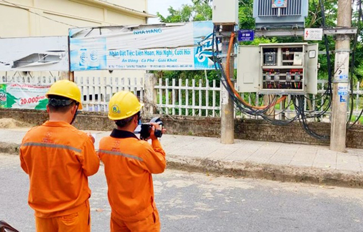 Công nhân Đội Quản lý đường dây và trạm biến áp Điện lực Tuyên Hóa kiểm tra trạm biến áp bằng camera nhiệt Testo 885.