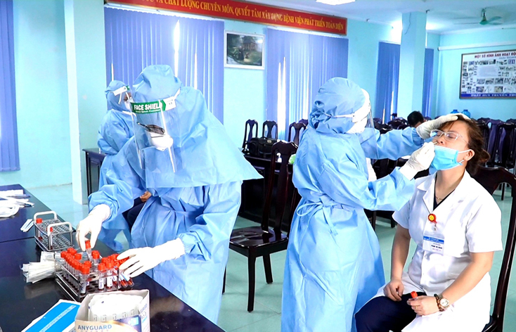 Cán bộ, nhân viên bệnh viện được lấy mẫu xét nghiệm.
