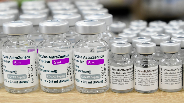 Tiêm kết hợp một liều vaccine của AstraZeneca và một liều vaccine Pfizer có thể mang lại hiệu quả tốt hơn. Ảnh: Canadian Press