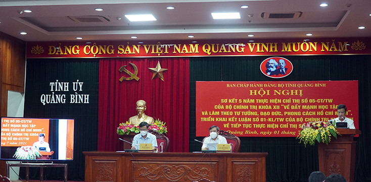 Các đồng chí trong Thường trực Tỉnh ủy điều hành hội nghị.  