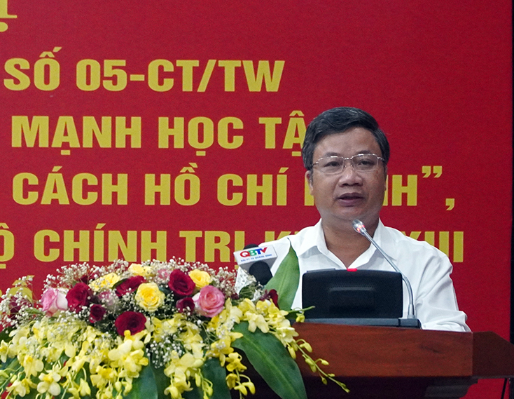 Đồng chí Cao Văn Định, Ủy viên Ban Thường vụ, Trưởng ban Tuyên giáo Tỉnh ủy báo cáo kết quả thực hiện Chỉ thị 05.