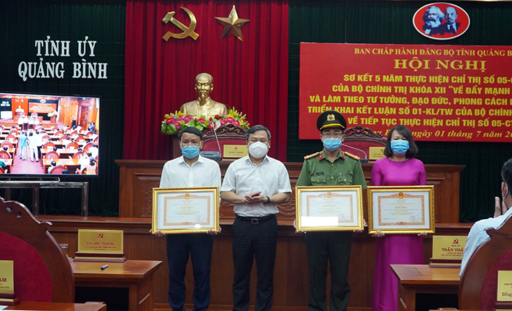 Thừa ủy quyền của Thủ tướng Chính phủ, đồng chí Bí thư Tỉnh ủy Vũ Đại Thắng đã trao Bằng khen của Thủ tướng Chính phủ cho các tập thể và cá nhân.