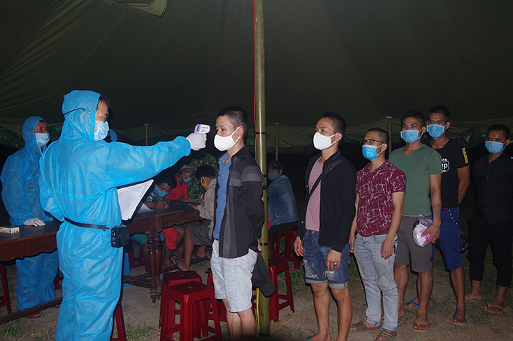 Thực hiện nhiệm vụ tiếp nhận công dân tại khu cách ly tập trung.