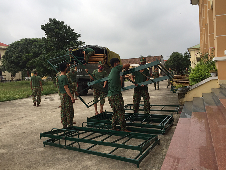 Vận chuyển cơ sở vật chất doanh trại chuẩn bị tại các khu cách ly.
