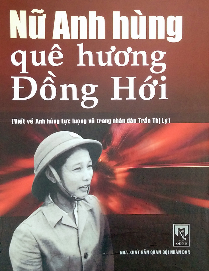 Tập sách “Nữ anh hùng quê hương Đồng Hới” viết về nữ Anh hùng Trần Thị Lý. 