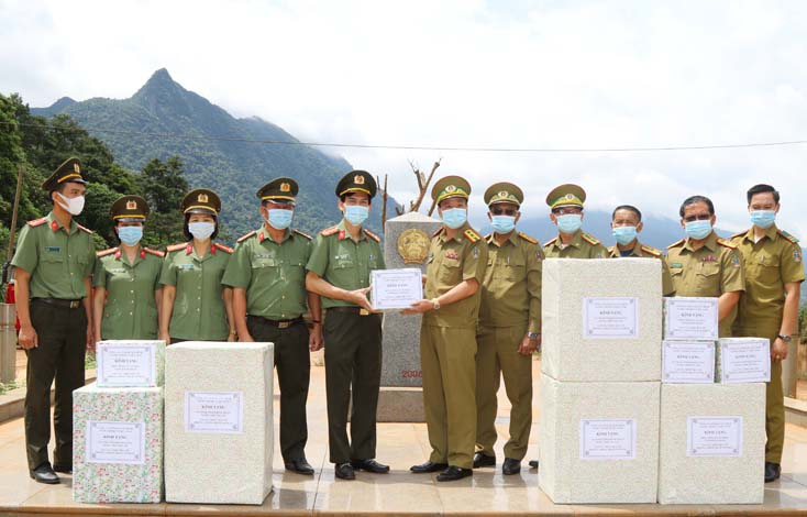 Công an tỉnh Quảng Bình trao tặng An ninh tỉnh Khăm Muộn (Lào) một số vật tư, thiết bị y tế phục vụ công tác phòng, chống dịch Covid-19.