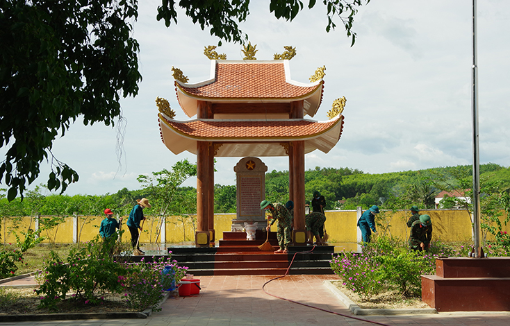 Đoàn viên thanh Bộ CHQS tỉnh làm vệ sinh khu di tích lịch sử An Sinh. 