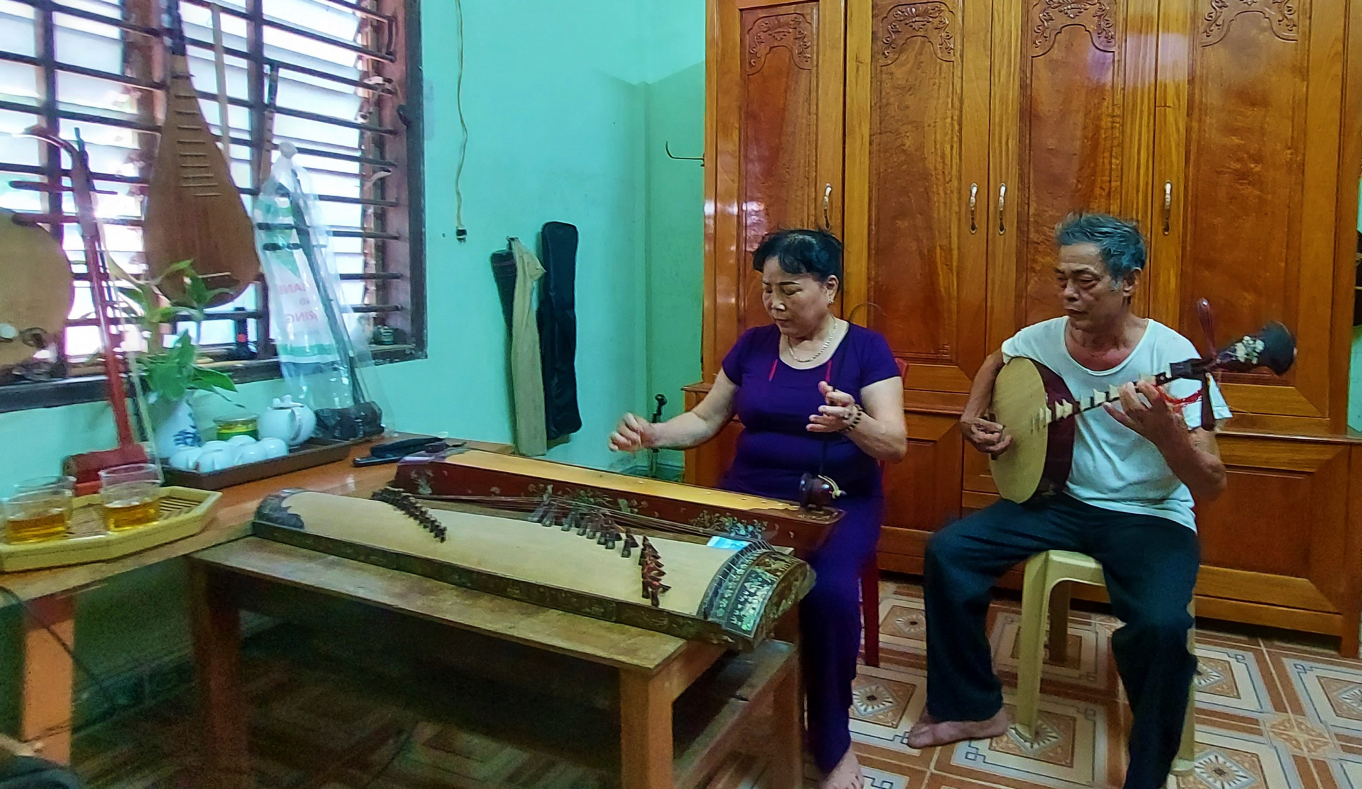 Vợ chồng nghệ nhân ưu tú Hải Lý biểu diễn bài hát  