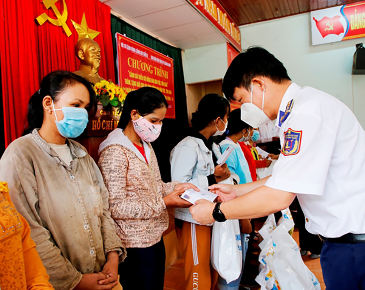 Đại diện Bộ tư lệnh Vùng Cảnh sát biển 2 tặng quà hộ nghèo xã Bình Chánh, huyện Bình Sơn (Quảng Ngãi). Ảnh: NAM TRUNG 