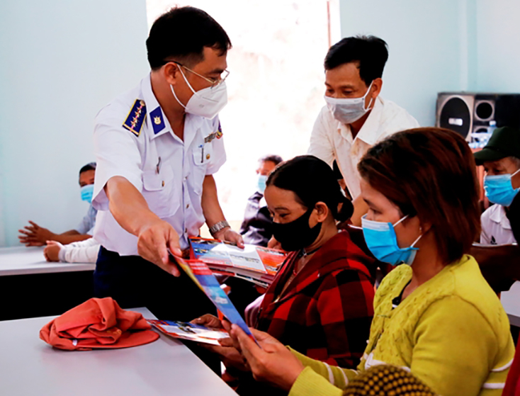 Cán bộ Bộ tư lệnh Vùng Cảnh sát biển 2 tuyên truyền về phòng, chống ma túy cho đồng bào xã Kà Dăng, huyện Đông Giang (Quảng Nam). 