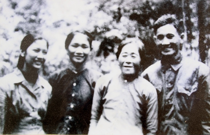 Mẹ Suốt cùng những anh hùng trên “đất lửa” Quảng Bình. 