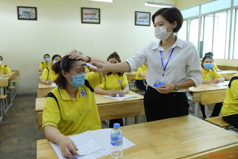 Tình huống diễn tập thí sinh có biểu hiện ho, sốt tại phòng thi. Ảnh: HÀ NAM