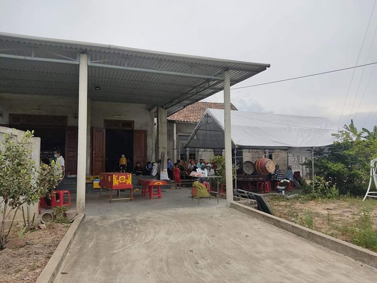 Hiện gia đình và chính quyền địa phương đã tổ chức lo hậu sự cho nạn nhân.