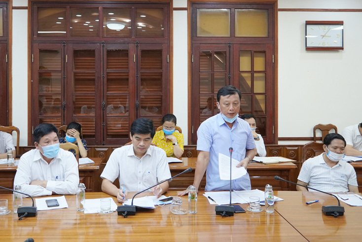 Đồng chí Giám đốc Sở Nông nghiệp-Phát triển nông thôn phát biểu đề xuất một số giải pháp nhằm tháo gỡ khó khăn vướng mắc trong việc thực hiện các dự án sử dụng nguồn vốn dự phòng ngân sách Trung ương năm 2019 kéo dài sang năm 2021.