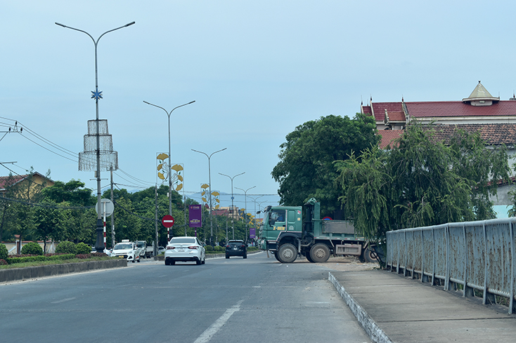 Các phương tiện ra vào khu vực dự án tại điểm đấu nối với quốc lộ 1A gây mất an toàn giao thông.