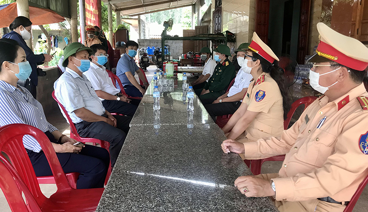 Đồng chí Phó Bí thư Thường trực Tỉnh ủy Trần Hải Châu thăm hỏi, động viên các lực lượng chức năng tại chốt kiểm soát.