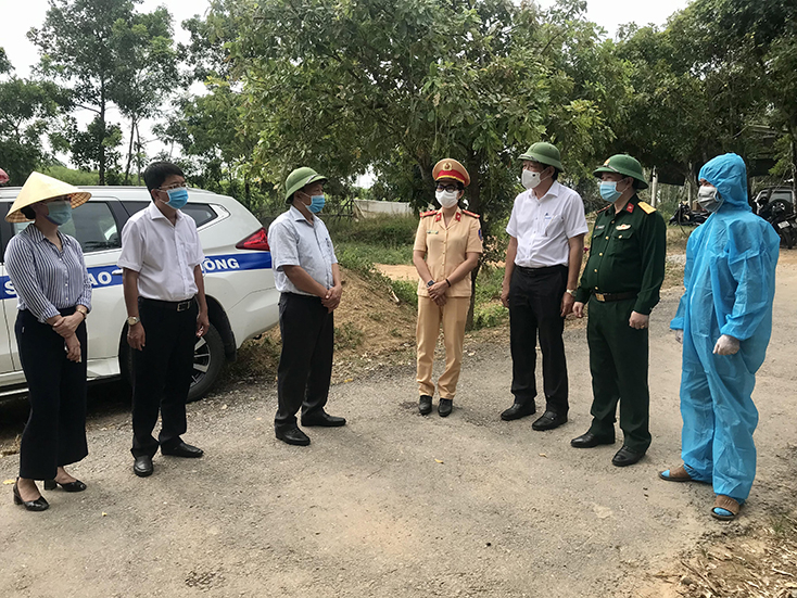  Đại diện chốt kiểm soát báo cáo tình hình hoạt động phòng, chống dịch Covid-19  với đoàn công tác.