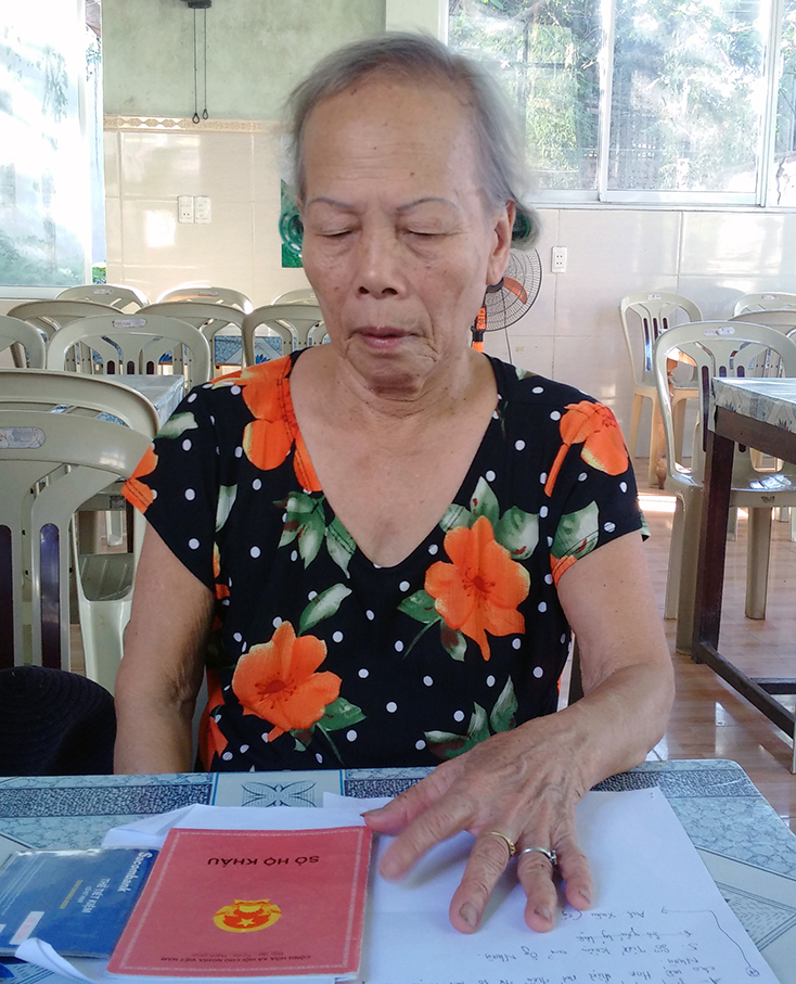 Bà Bùi Thị Hoe trình bày sự việc.