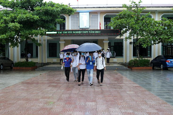 Hỗ trợ thí sinh rời khu vực thi