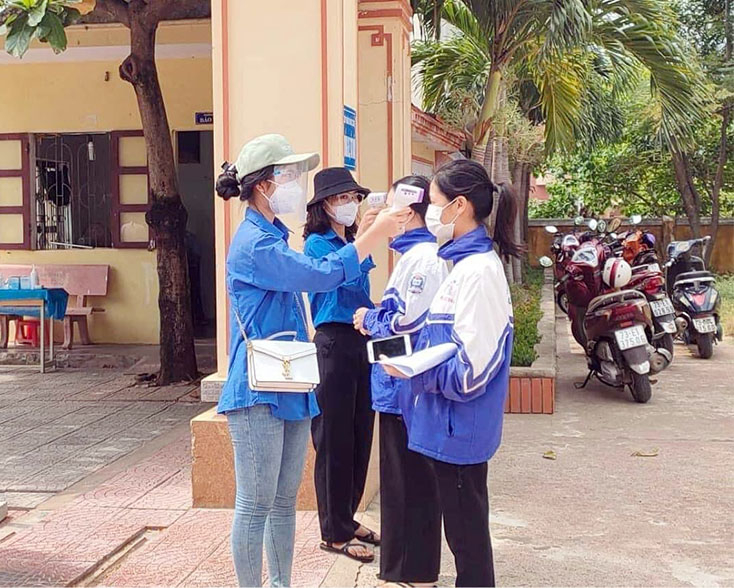 Các thí sinh được đo thân nhiệt trước khi vào khu vực thi