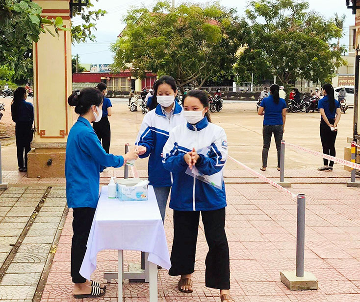 Thí sinh khử khuẩn tay trước khi vào phòng thi