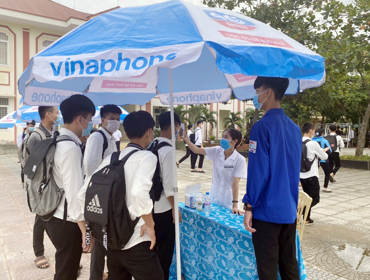 Các thí sinh được đo thân nhiệt và nhắc nhở thực hiện các biện pháp phòng, chống dịch bệnh Covid-19 trước lúc vào dự thi.