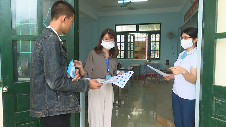 Các thí sinh làm thủ tục trước khi vào phòng thi