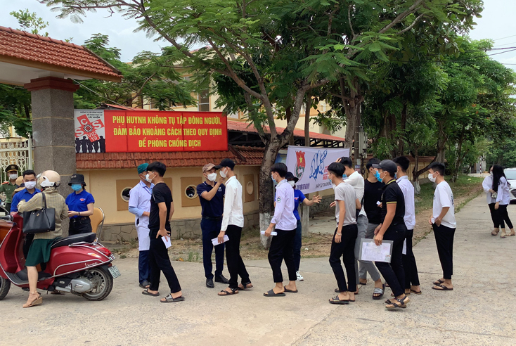 Cán bộ y tế huyện Bố Trạch có mặt tại các điểm thi để làm nhiệm vụ và tiếp sức cho  kỳ thi THPT Quốc gia năm 2020.  