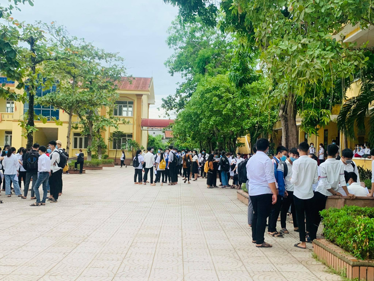 Các thí sinh chuẩn bị vào phòng thi buổi sáng tại điểm trường THPT Lệ Thủy