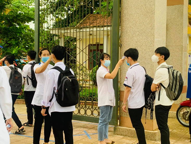 Tất cả các thí sinh bước vào khu vực thi đều được kiểm tra thân nhiệt